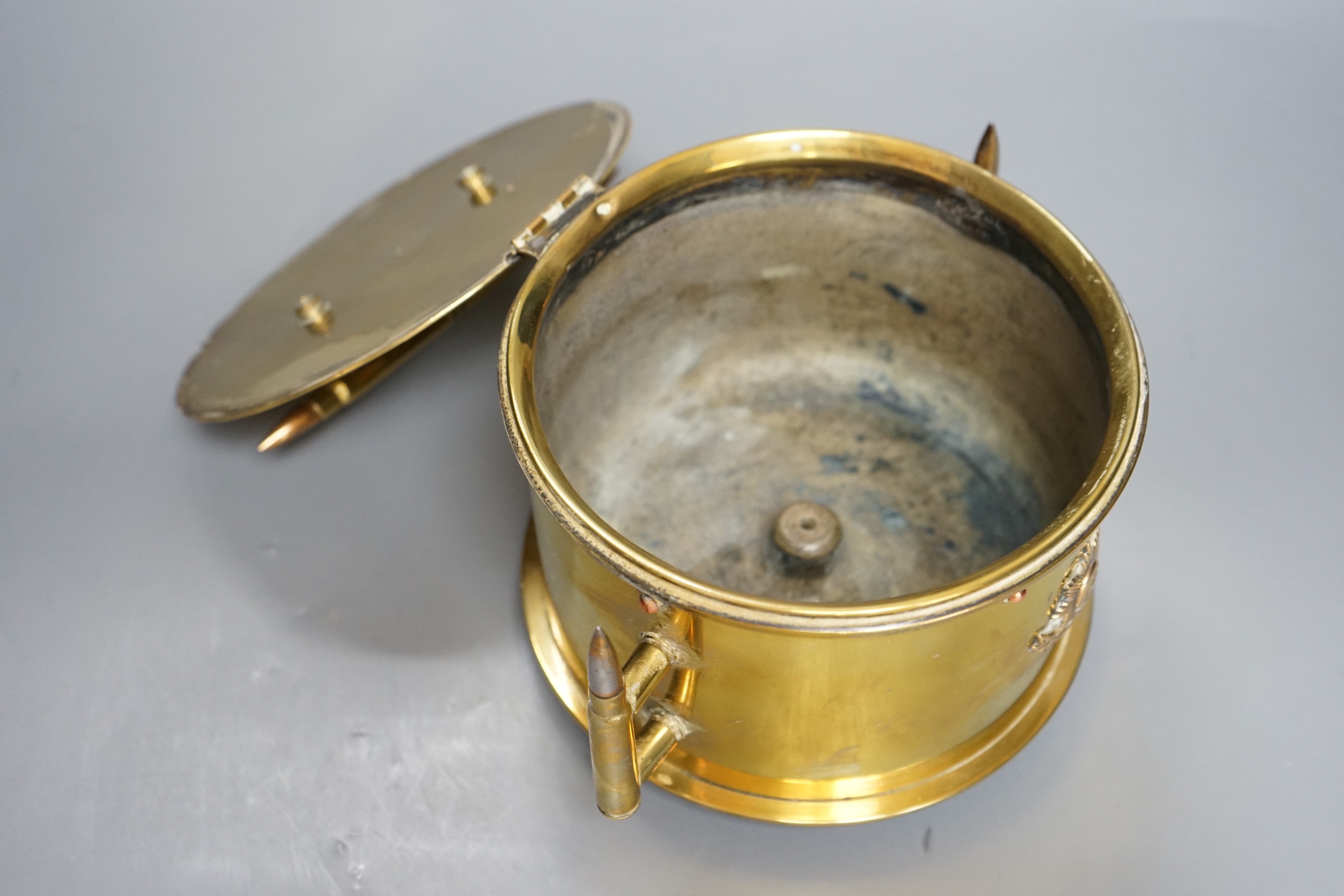 A WWI trench art biscuit barrel with applied Worcestershire regimental badge, the base dated 1918. 22cm handle to handle